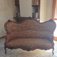 Divano, 4 poltrone e 4 sedie in legno