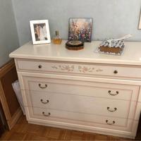 Comò beige in legno massiccio