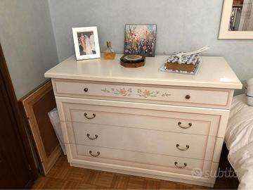 Comò beige in legno massiccio