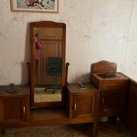 Toletta in legno a due sportelli e specchio