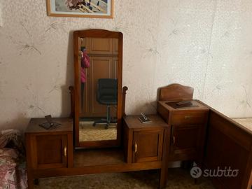 Toletta in legno a due sportelli e specchio