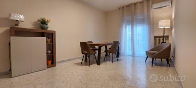 Eleganza e modernità: stanze nuove in appartamento