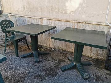 due tavoli in resina verde scuro più una sedia 