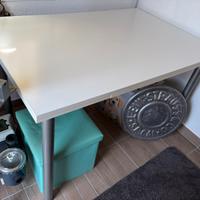 Tavolo bianco allungabile con gambe in metallo