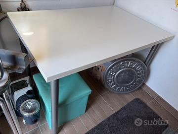 Tavolo bianco allungabile con gambe in metallo