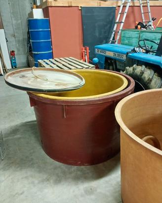 Numero 4 botti in vetroresina e plastica