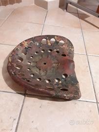 vecchio sedile in ferro per trattore 