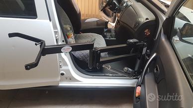 Gru solleva persone da auto per disabili e anziani