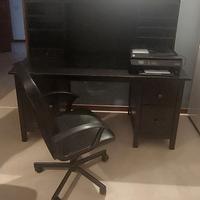 Scrivania hemnes e sedia ufficio