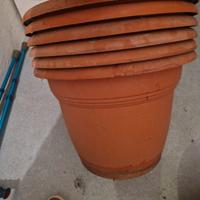 6 vasi grandi 1 piu basso con relativi sottovasi