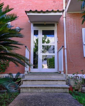 VILLA A SCHIERA A ROMA