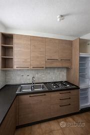 Cucina completa moderna con elettrodomestici