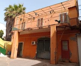 Palazzetto 2piani su cortilecarraio centrale METRO