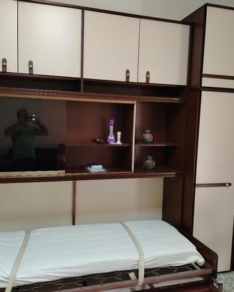 Mobile salone con vetrina e letti a scomparsa