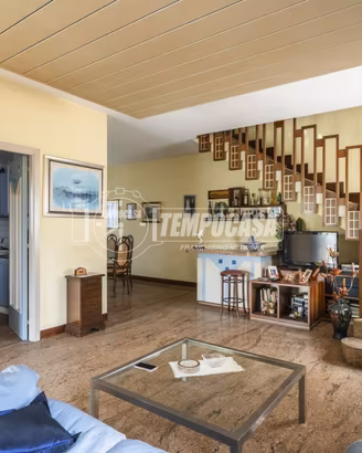 Casa indipendente con ampia corte privata, taverna