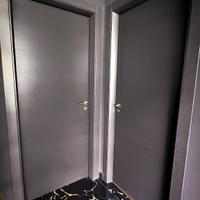 Porte grigio scuro effetto trama legno