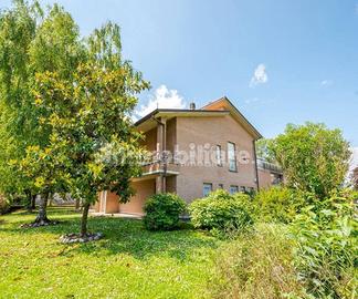 Terreno, laboratorio, capannone e 2 appartamenti