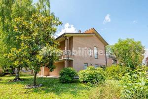 Terreno, laboratorio, capannone e 2 appartamenti