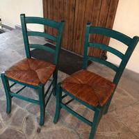 2 sedie in legno e seduta impagliata.