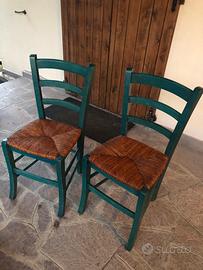 2 sedie in legno e seduta impagliata.