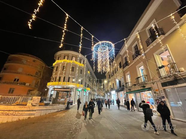 Via garibaldi c1 con due vetrine