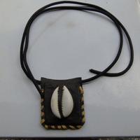 Collana in cuoio con conchiglia