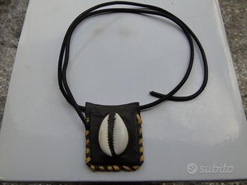 Collana in cuoio con conchiglia