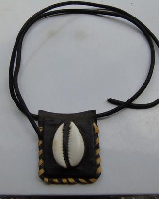 Collana in cuoio con conchiglia