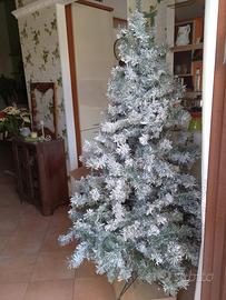 Albero di Natale innevato