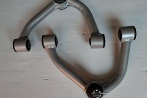 Braccetti rinforzati e rialzati per Toyota Land Cr