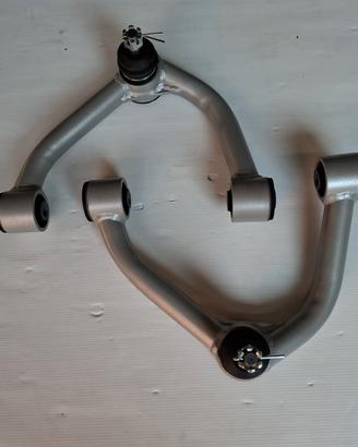 Braccetti rinforzati e rialzati per Toyota Land Cr