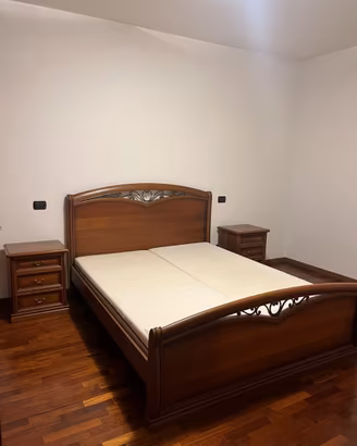Letto matrimoniale in legno con testiera e pediera