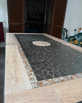 TAVOLO ARTIGIANALE IN FERRO BATTUTO E MOSAICO