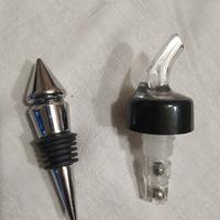 Tappo in metallo e versatore per alcolici