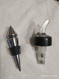 Tappo in metallo e versatore per alcolici