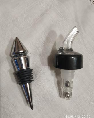 Tappo in metallo e versatore per alcolici