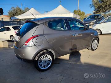 lancia Ypsilon gold