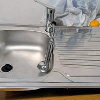 Lavello in acciaio inox e miscelatore telescopico