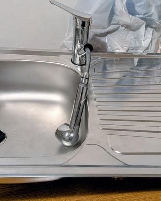 Lavello in acciaio inox e miscelatore telescopico