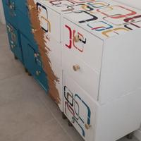 Comò con cassetti e sportelli