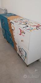 Comò con cassetti e sportelli