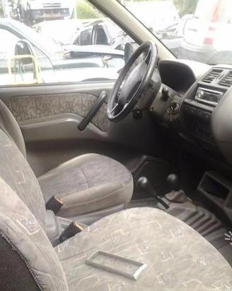Interni per fuoristrada Nissan Terrano II del 1995