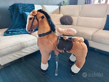 cavallo cavalcabile con ruote 