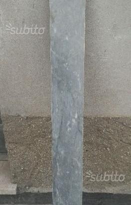 Battiscopa grigio