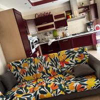 Divano con pouf grigio