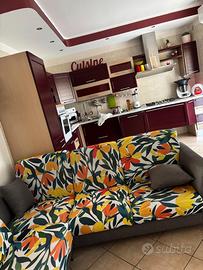 Divano con pouf grigio