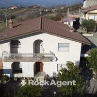 Casa indipendente con ampia corte e terreni - Basc