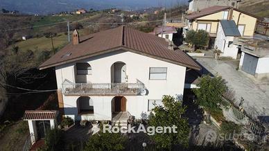 Casa indipendente con ampia corte e terreni - Basc