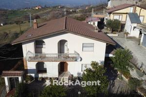 Casa indipendente con ampia corte e terreni - Basc