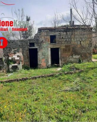 Rustico / Casale di 4000 m² con 1 locale a Roccara